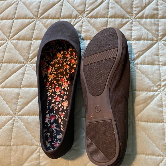 Black flats.   Size 6 - Picture 2 of 2